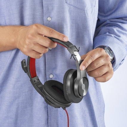 Person hält ein Hama Over-Ear-Headset, während sie den verstellbaren Kopfbügel anpasst.