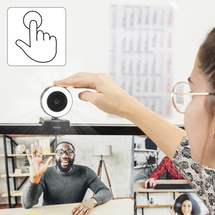 Webcam mit Touch-Steuerung und integriertem Ringlicht auf einem Bildschirm, Handbedienung sichtbar.