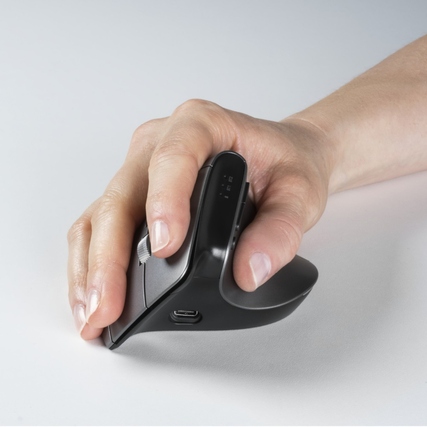 Ergonomische Maus in Handansicht, die einen natürlichen Handgelenkwinkel zeigt.