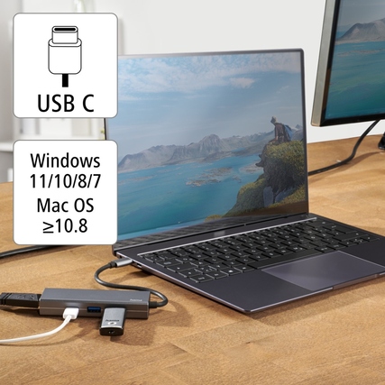 USB-C-Hub mit 4 Anschlüssen ist an einen Laptop angeschlossen, Bildschirm im Hintergrund sichtbar.