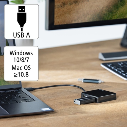 USB-Hub mit Anschlussmöglichkeiten für verschiedene Geräte auf einem Schreibtisch platziert.