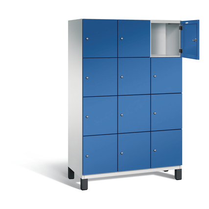 Lichtgrauer Schließfachschrank mit 12 blauen Fächern, eines davon geöffnet.