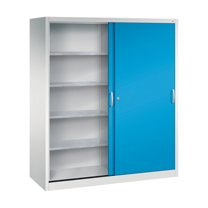 Heller Werkzeugschrank mit einer blauen Schiebetür und offenen Regalböden auf der linken Seite.