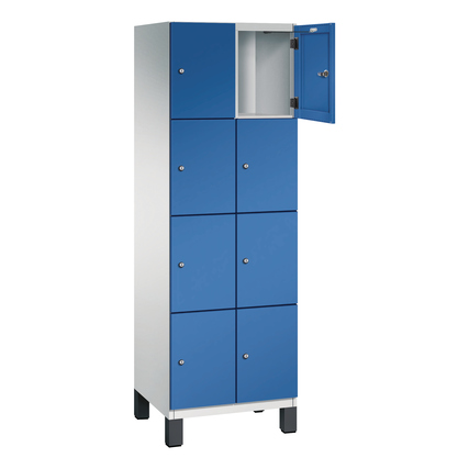 Schließfachschrank mit 8 Fächern, lichtgrauem Korpus und einer geöffneten, enzianblauen Tür.