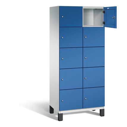 Lichtgrauer Schließfachschrank mit zehn blauen Fächern, davon eines geöffnet.