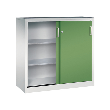 Werkzeugschrank mit einer resedagrünen Schiebetür und offenem Innenraum mit Regalböden.