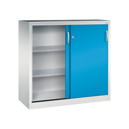 Blick auf einen lichtblauen Stahl-Werkzeugschrank mit Schiebetüren und zwei Einlegeböden.