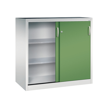 Werkzeugschrank mit einer resedagrünen Schiebetür auf der linken Seite und offenen Regalfächern.