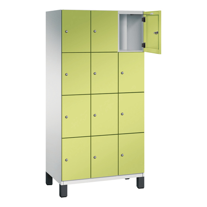 Schließfachschrank mit 12 Fächern, davon eines geöffnet, in lichtgrau und clowngrün.