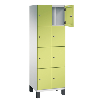 Schließfachschrank mit acht Fächern, einer geöffneten Tür und lichtgrau/clowngrünen Farben.