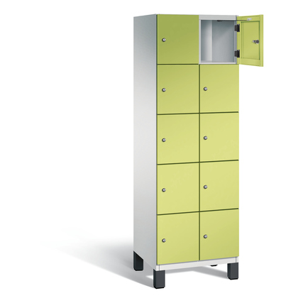 Schließfachschrank mit 10 lichtgrauen und clowngrünen Fächern, eine Tür geöffnet, auf Füßen.