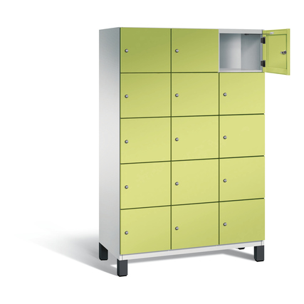 Schließfachschrank mit 15 Fächern, lichtgrau und clowngrün, eine Tür geöffnet.