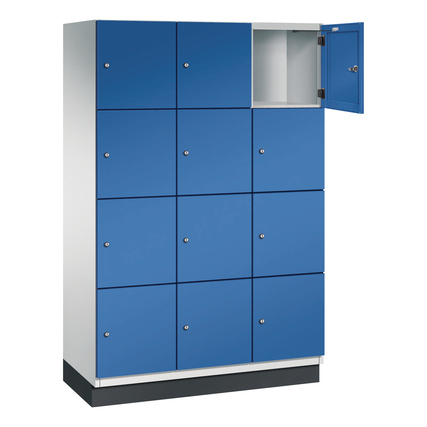 Schließfachschrank mit 12 Fächern, lichtgrauem Korpus und enzianblauen Türen, eine Tür geöffnet.