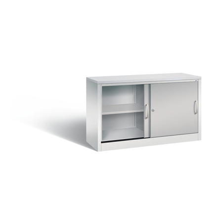 Lichtgrauer Stahl-Schiebetürenschrank mit einer Tür und zwei Regalfächern im Innenraum.