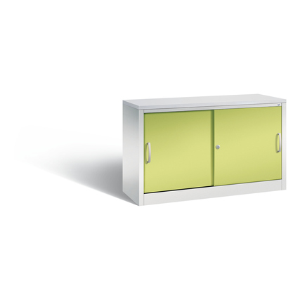 Lichtgrauer Schiebetürenschrank mit clowngrünen Türen und ergonomischen Designgriffen.