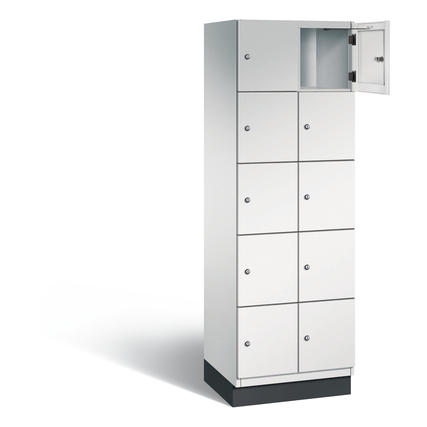 Schließfachschrank mit 10 Fächern und einer offenen Tür, hochgestellt auf einem Sockel.