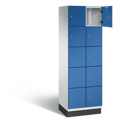 Schließfachschrank mit 10 Fächern, lichtgrau und enzianblau, offene Tür.