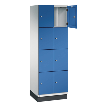 C+P Schließfachschrank Cambio mit 8 Fächern in lichtgrau und enzianblau, eine Tür geöffnet.
