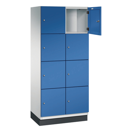 Schließfachschrank mit acht Fächern, einer offenen Tür und lichtgrauem sowie enzianblauem Design.