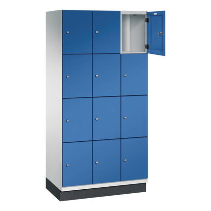 Schließfachschrank mit 12 Fächern, lichtgrau mit enzianblauen Türen, eine Tür offen.