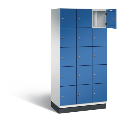 Schließfachschrank mit 15 blauen Fächern und offener Tür, auf einem Sockel stehend.