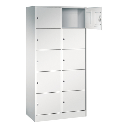 C+P Schließfachschrank mit mehreren Fächern, oberer Tür mit Öffnung, auf 100 mm hohem Sockel.