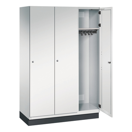 Kleiderspind mit drei Abteilen, Sockel, offenen Türen und Inneneinrichtung für Kleidung.