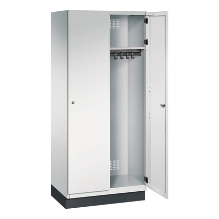 Lichtgrauer Kleiderspind mit zwei Abteilen, offen, zeigt Inneneinrichtung und Zubehör.