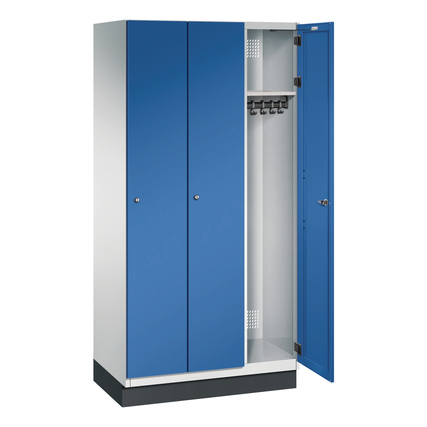 Kleiderspind mit zwei blauen Türen, Innenansicht mit Ablagen und Haken, auf 100 mm Sockel.