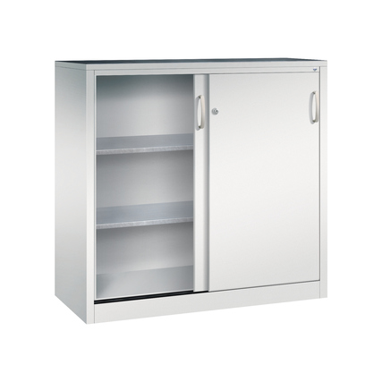 Schiebetürenschrank in lichtgrau mit zwei verstärkten Fachböden und ergonomischen Griffen.