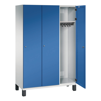 Kleiderschrank mit drei Abteilen in lichtgrau und enzianblau, geöffnet links mit Garderobenstange.