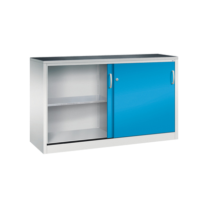 Schiebetürenschrank in lichtblau mit zwei Fachböden und ergonomischen Griffen.