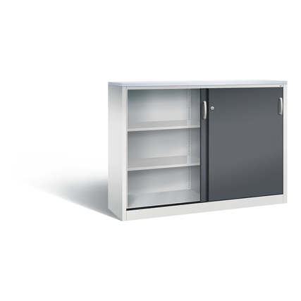 Lichtgrauer Schiebetürenschrank mit schwarzer Tür und drei Innenregalen.