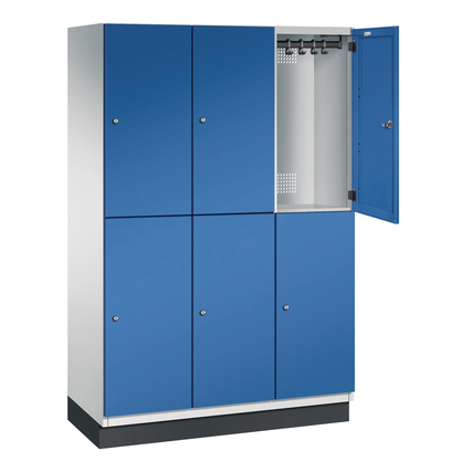 Doppelstöckiger Kleiderspind in lichtgrau und enzianblau mit offenem Fach und Garderobenstange.