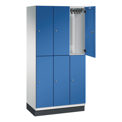 Doppelstöckiger, lichtgrauer Stahl-Garderobenschrank mit blauen Türen und offenem Fach.