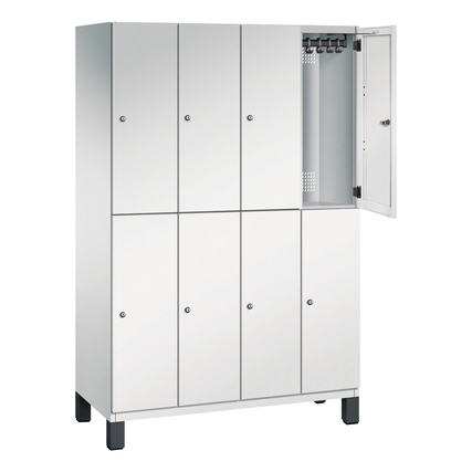 Stahl-Garderobenschrank mit acht Fächern, einer Tür geöffnet und stabilen Füßen in lichtgrau.