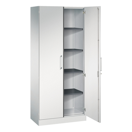 Flügeltürenschrank in lichtgrau mit zwei Türen und innenliegendem Regalsystem, geöffnet.