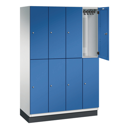 Zweiflügeliger Kleiderschrank mit blauen Türen und offenem Fach, auf grauem Sockel.