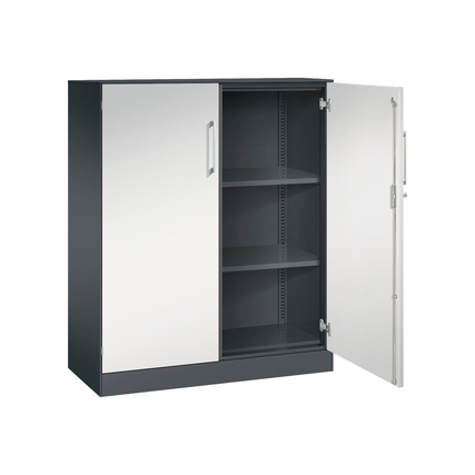 Flügeltürenschrank mit einer schwarzen und einer lichtgrauen Tür, offen mit drei Regalen.