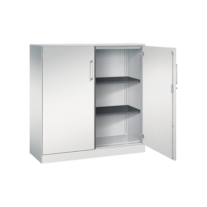 Lichtgrauer Flügeltürenschrank mit zwei Türen und innen liegenden Regalen.