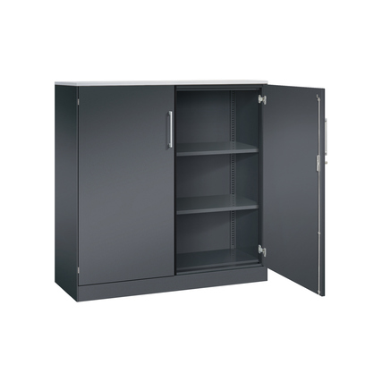 Schwargraues Aktensideboard mit geöffneten Türen und mehreren Regalböden im Inneren.