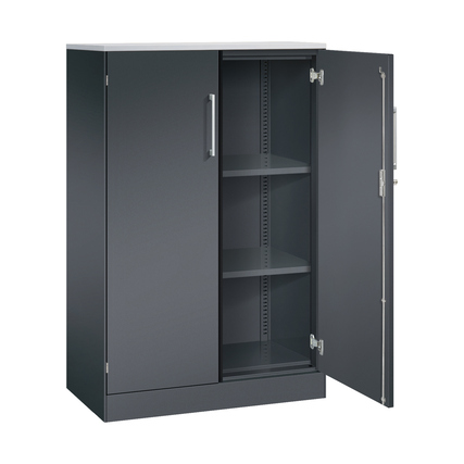 Schwargrauer Flügeltürenschrank mit offenen Türen und Innenregalen sichtbar.