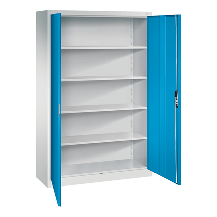 Flügeltürenschrank mit lichtgrauem Korpus und lichtblauen Türen, geöffnet, ohne Inhalt.