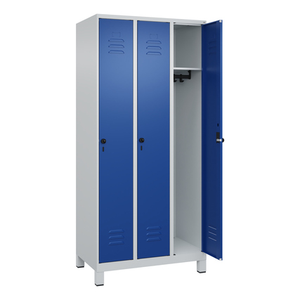 Lichtgrauer Kleiderschrank mit blauen Türen, geöffnet mit Innerem und Garderobenstange sichtbar.
