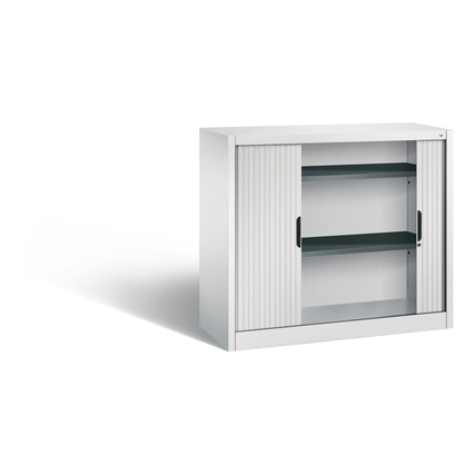 Lichtgrauer Rollladenschrank mit mittig anschlagender Rollladentür und zwei Innenregalen.