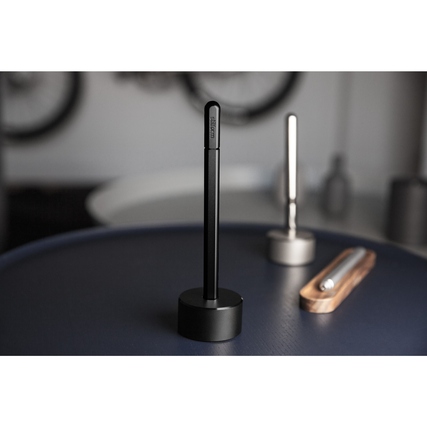 Stiftehalter in Schwarz mit Stift und weiteren Objekten zur dekorativen Präsentation.