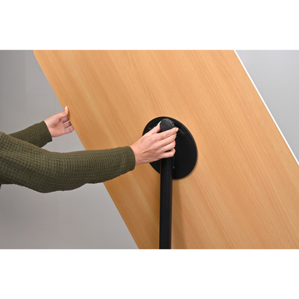 Person justiert das Flipchart SKETCH INFINITE mit Holzoptik und drehbarem Board.