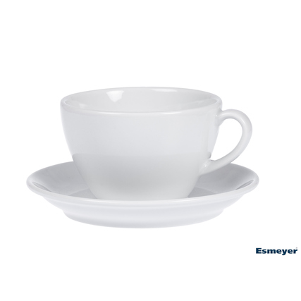 Weiße Cappuccinotasse mit Untertasse, beide in schlichtem Design.