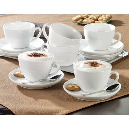 Weißes Cappuccino-Set mit Tassen, Untertassen und Keksen auf einem Tisch.