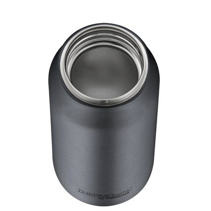 Thermobecher in graphitgrau mit offener Trinköffnung und unzerbrechlicher Oberfläche.